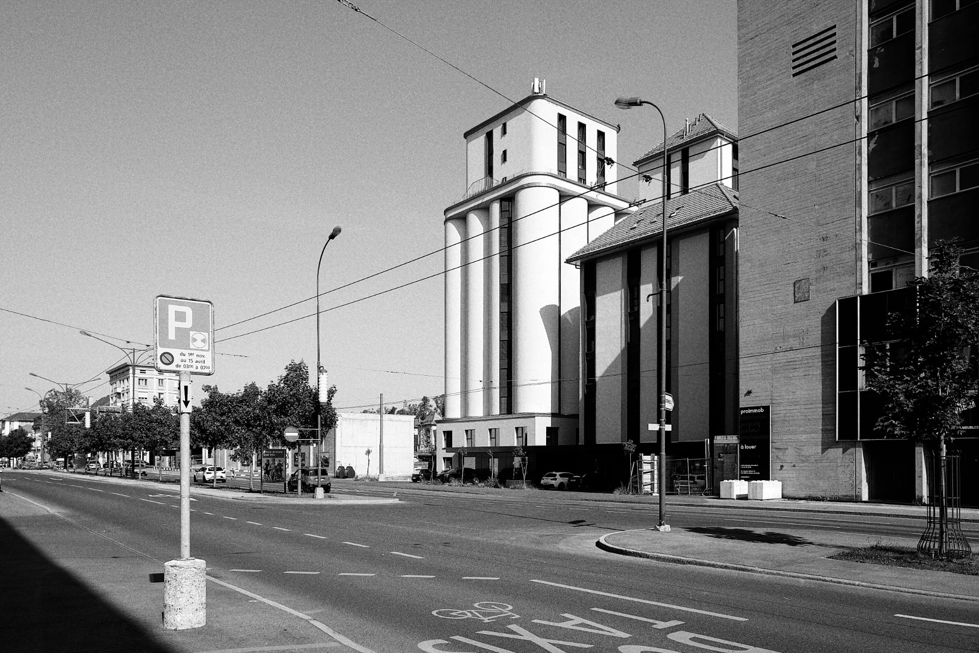 Silos Industriels en Silence