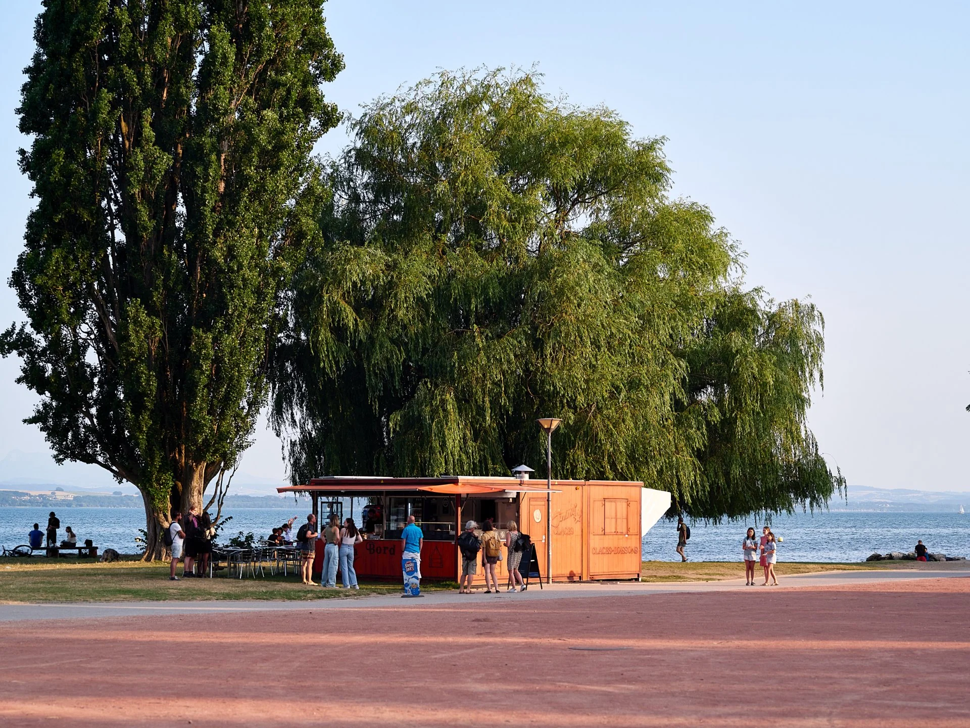 Refuge Orangé au Bord de l'Eau