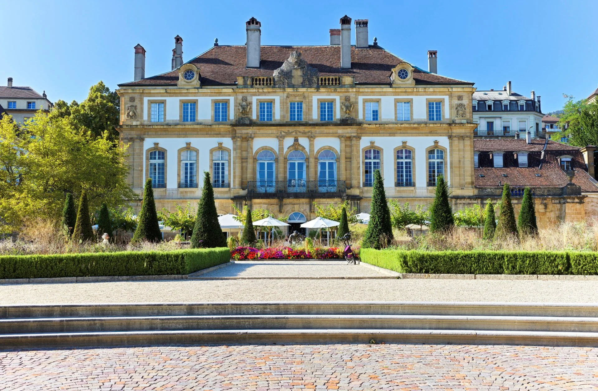 Élégance Neoclassique au Bord du Lac