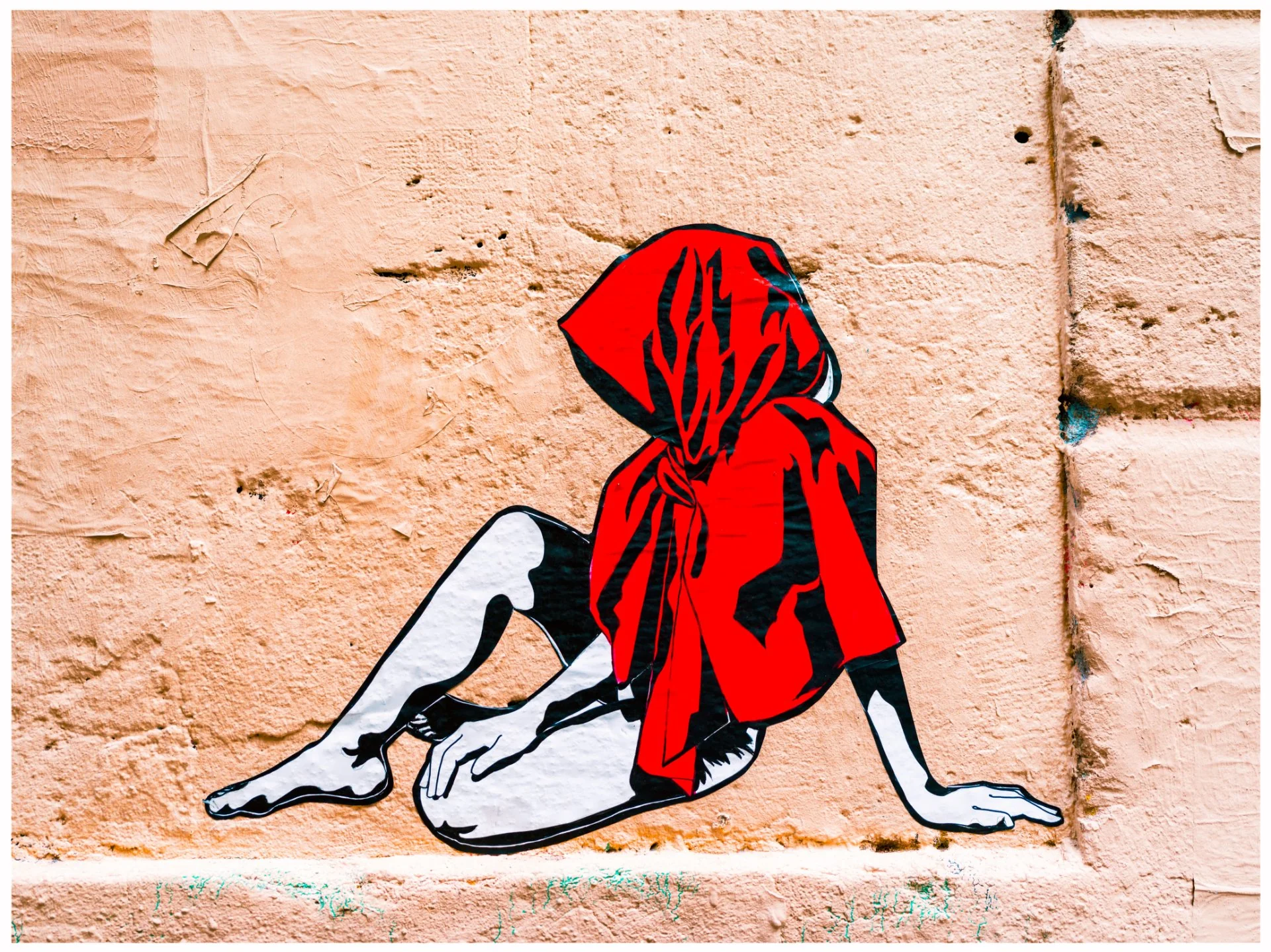 Solitude Rouge sur Pierre Ancienne