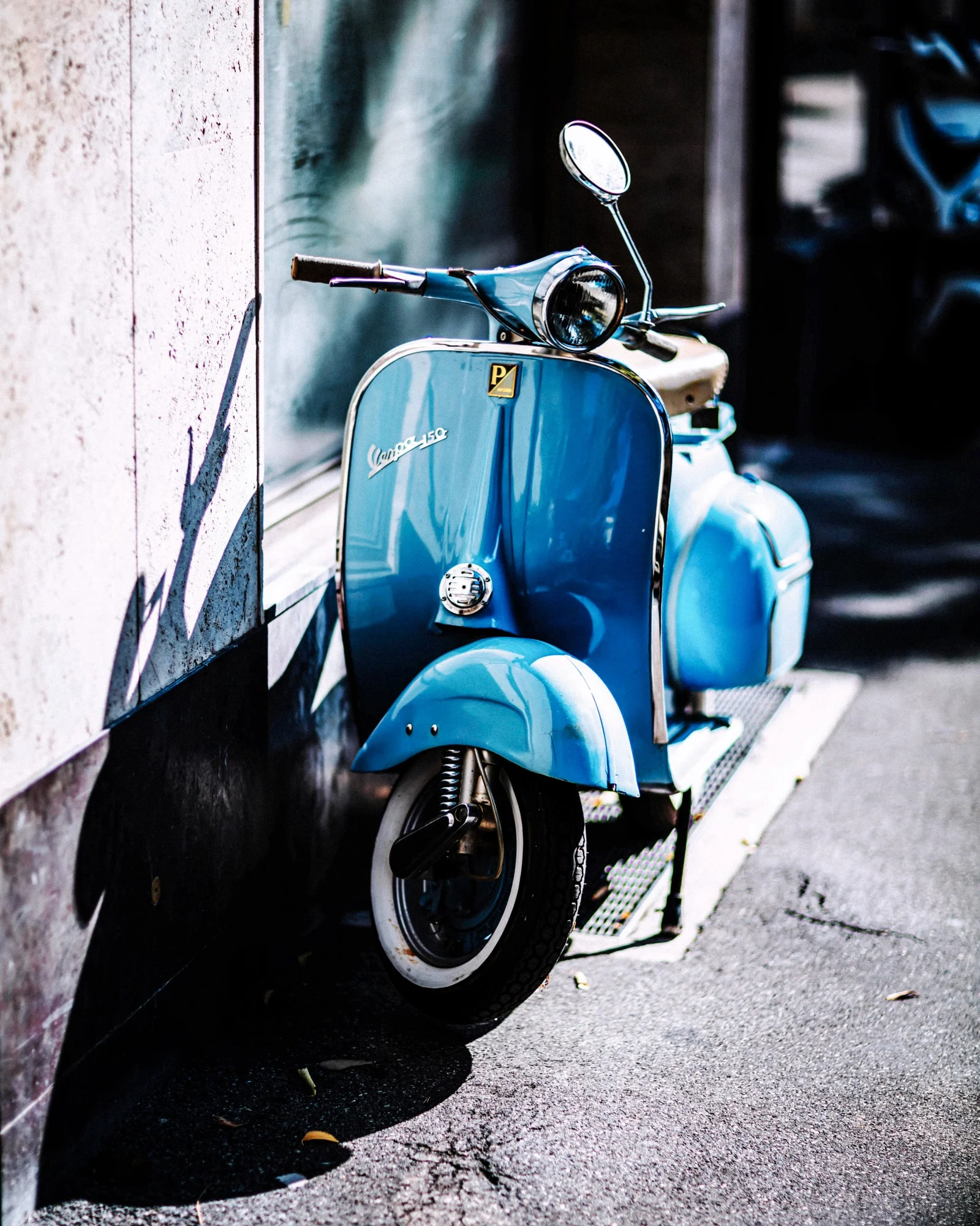 Vespa Bleue en Contemplation